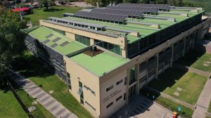 72 paneles solares utiliza la piscina municipal de Peñalolén, el primer recinto deportivo fotovoltaico del país 72 paneles solares utiliza la piscina municipal de Peñalolén, el primer recinto deportivo fotovoltaico del país