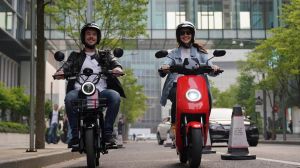 La revolución mundial de los scooters y motos eléctricas llega a Chile con moderno Flagship Store