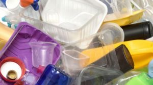 Cubiertos, bombillas, plumavit y botellas retornables: Cómo se regularán los primeros artículos en la nueva ley de plásticos de un solo uso Cubiertos, bombillas, plumavit y botellas retornables: Cómo se regularán los primeros artículos en la nueva ley de plásticos de un solo uso