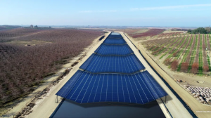 Cubrir canales con placas solares genera energía y podría ahorrar millones de litros de agua Cubrir canales con placas solares genera energía y podría ahorrar millones de litros de agua