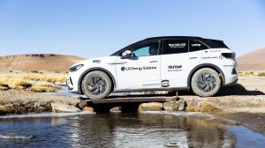 Auto eléctrico logra récord mundial de altitud en Bolivia apoyado por infraestructura de ENEL X Way