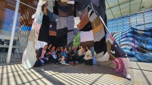 Prendas textiles acopiadas en Alto Hospicio terminan en expresión colectiva de arte, gracias a un programa de capacitación