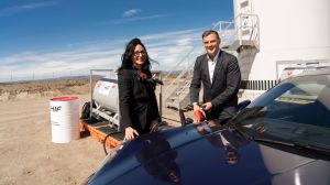 Cargan los primeros litros de combustible sintético producido gracias al viento e hidrógeno verde en la planta piloto de HIF en Magallanes Cargan los primeros litros de combustible sintético producido gracias al viento e hidrógeno verde en la planta piloto de HIF en Magallanes