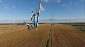 Lanzan el primer robot para reparaciones de aerogeneradores eólicos: cuatro veces más rápido a la mitad de costo
