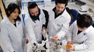 Transforman desechos frutícolas en plástico biodegradable: la exitosa investigación de un científico chileno Transforman desechos frutícolas en plástico biodegradable: la exitosa investigación de un científico chileno