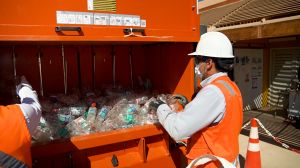 Convierten 5 mil botellas plásticas semanales en recipientes para alimentos Convierten 5 mil botellas plásticas semanales en recipientes para alimentos