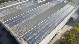 Ahorro de hasta un 20% en costos de energía logran tras instalar un sistema fotovoltaico que es limpiado con un robot que no utiliza agua