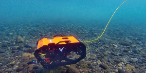 Mediante energía renovable, inteligencia artificial y un robot submarino, salmonera busca disminuir residuos en el mar