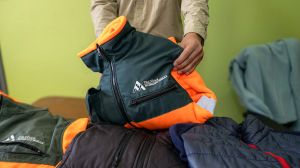 Ropa de trabajo de Minera Zaldívar se transforma en frazadas para su campamento