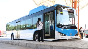 China dona 10 buses eléctricos que funcionarán en la comuna de Colina