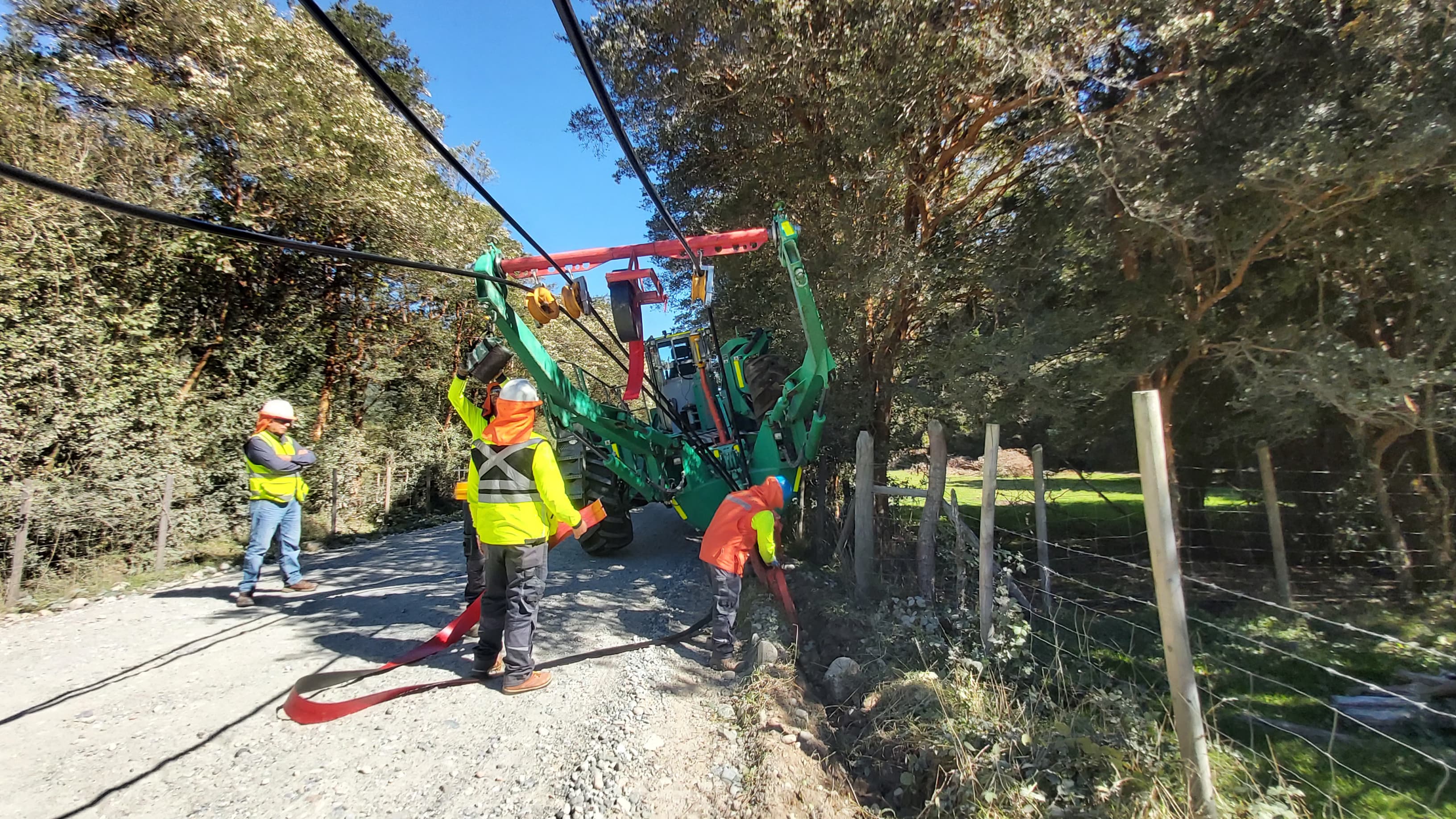 Mediante soterrado de líneas eléctricas, Saesa impulsa la electrificación rural en la provincia de Llanquihue Mediante soterrado de líneas eléctricas, Saesa impulsa la electrificación rural en la provincia de Llanquihue