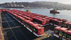 300 nuevos buses eléctricos arribaron a San Antonio para mejorar el transporte público en 20 comunas de la Región Metropolitana 300 nuevos buses eléctricos arribaron a San Antonio para mejorar el transporte público en 20 comunas de la Región Metropolitana