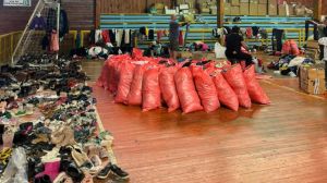 Buscan evitar un segundo impacto ambiental gestinando más de nueve toneladas de ropa dañada tras incendios en Penco y Tomé